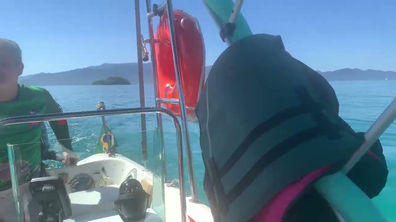 Perigo de bater nas pedras 🚤😱