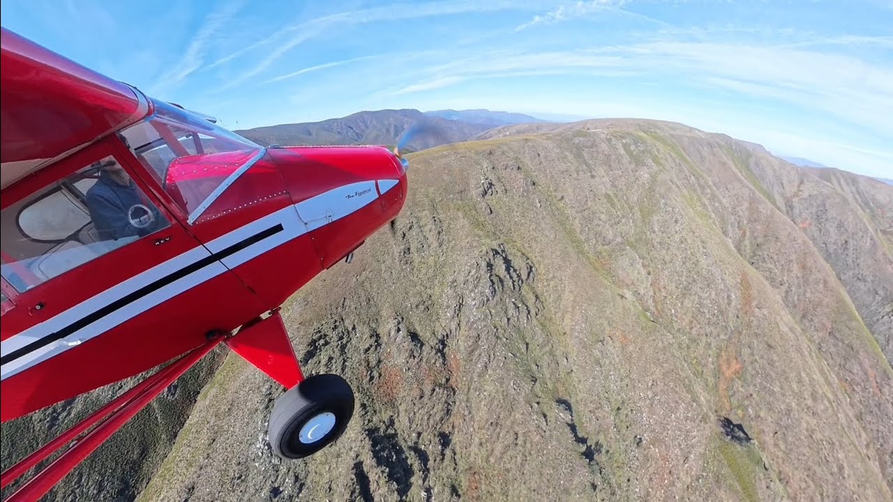 Flying around Serra da Freita, Portugal, in a PA17 ! 