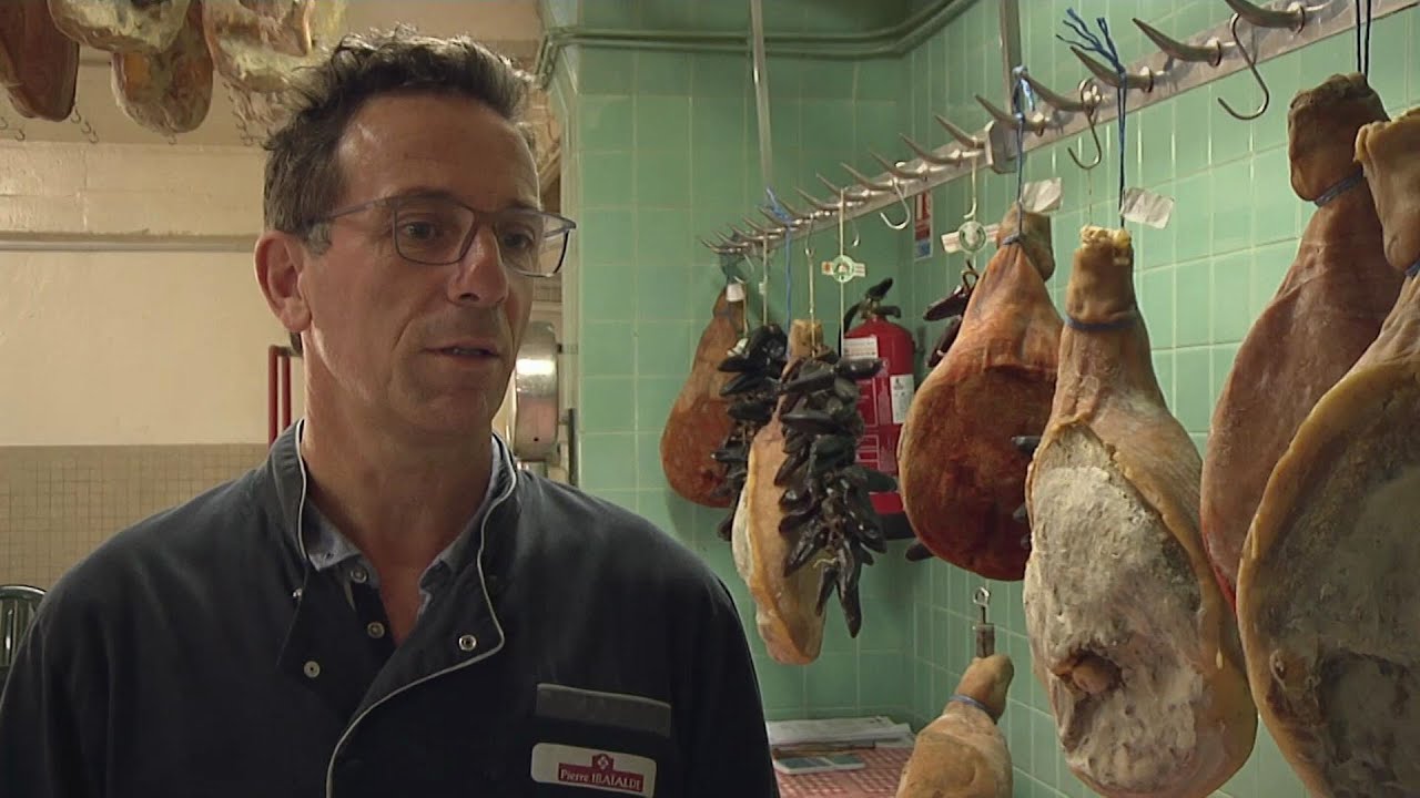 visite du saloir et séchoir à jambons par Pierre Ibaialde Bayonne