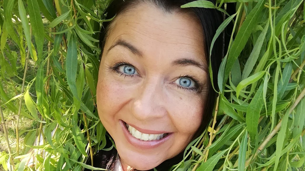 En tur rundt i haven🌳Hundene vil lege med vores høns🐔🐔😂🥰