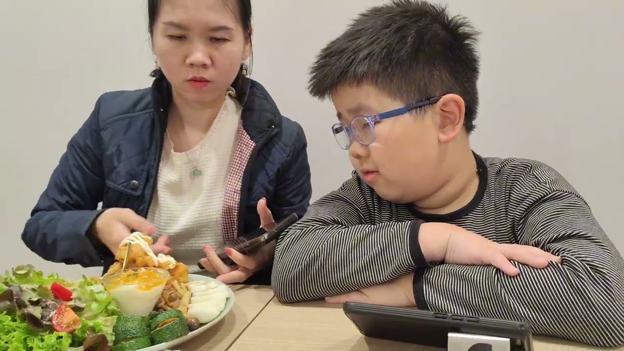 弟弟與媽媽來吃300cafe的咖哩飯