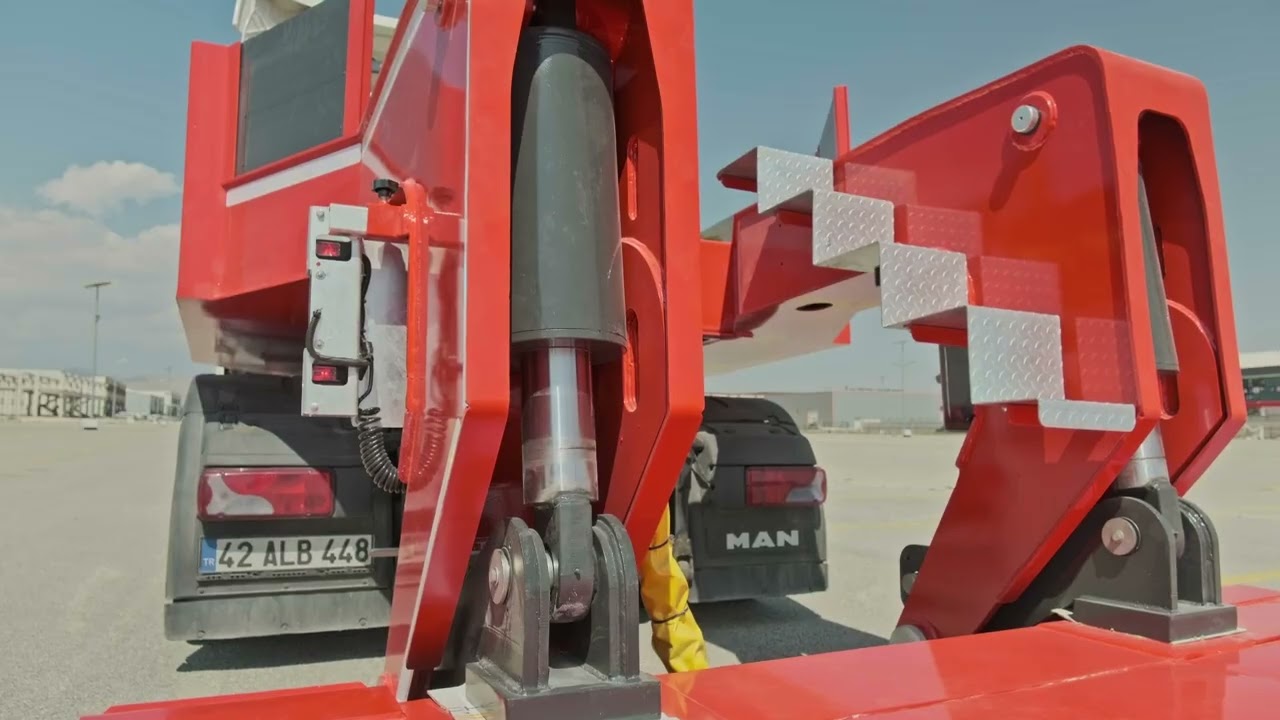 Semi Low-Loader with Hydraulic Steering