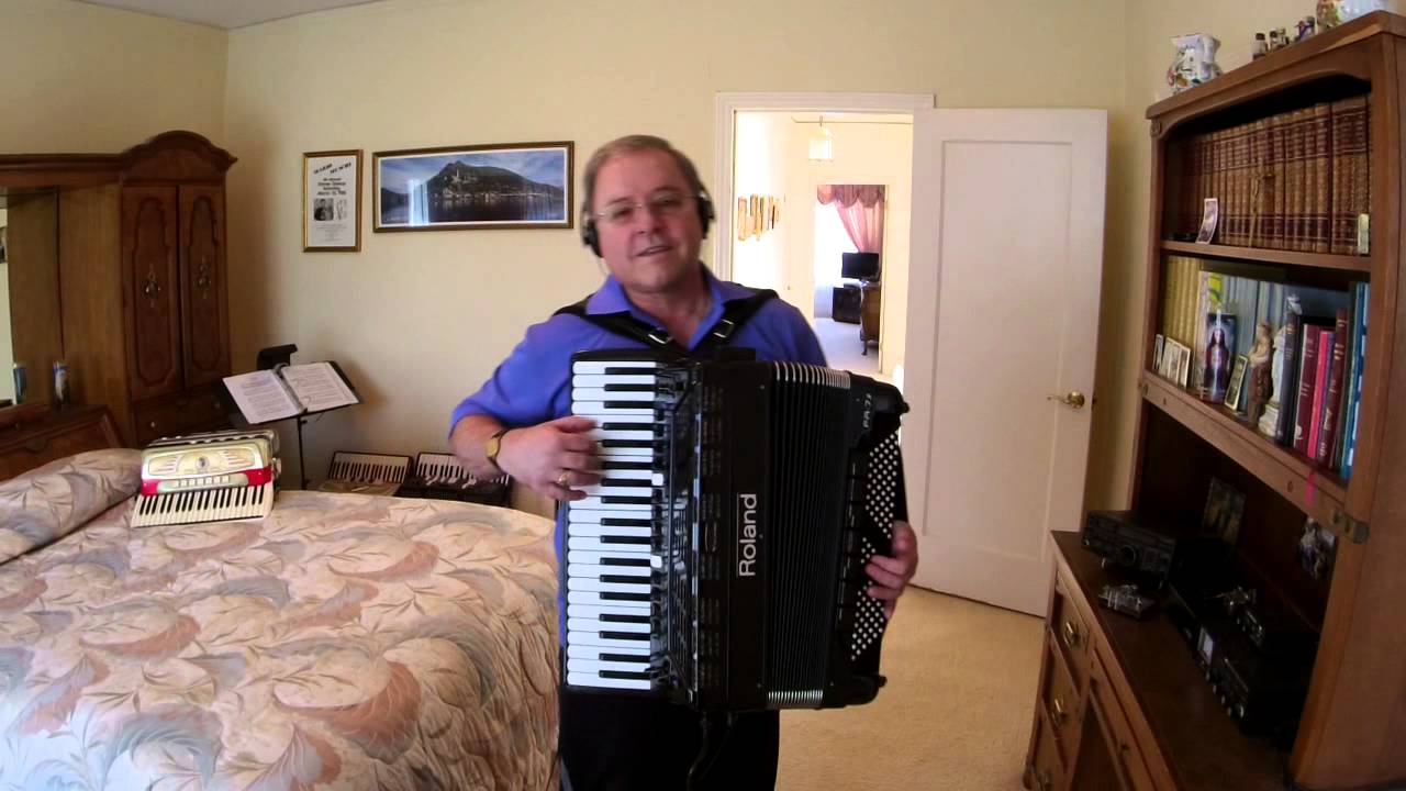Santa Lucia --- Mario Muschi --- Accordion