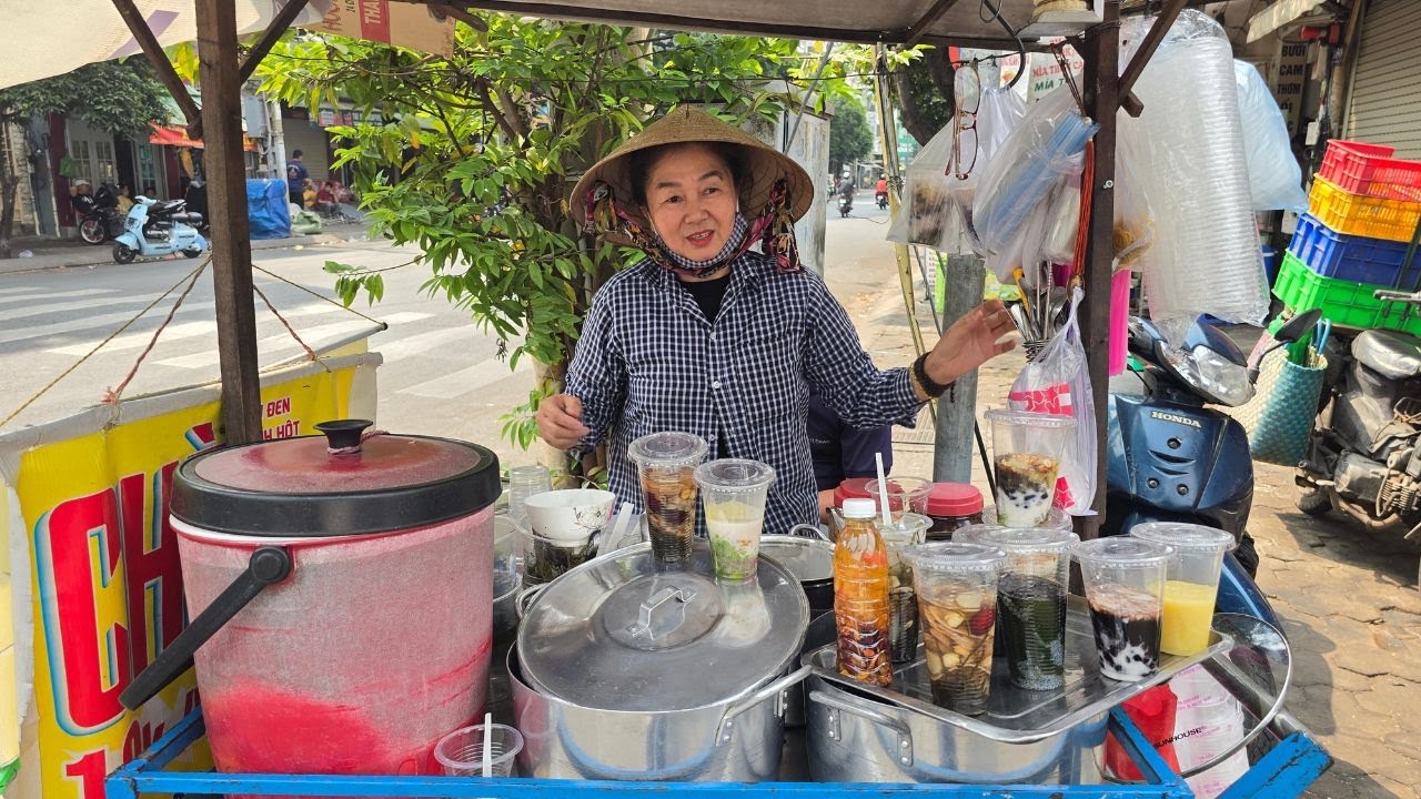 Xe chè đậu ngự, chè ba màu, sương sa lựu hồng đông khách ở Sài Gòn