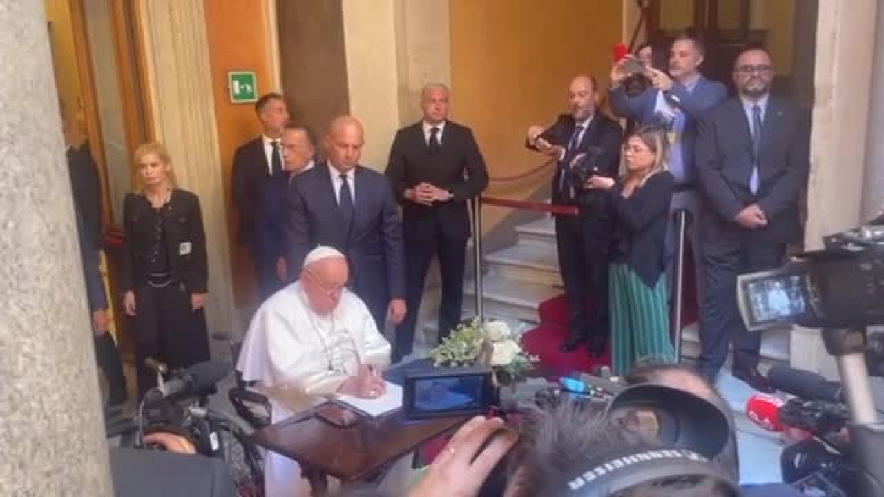 Napolitano, a sorpresa Papa Francesco alla camera ardente