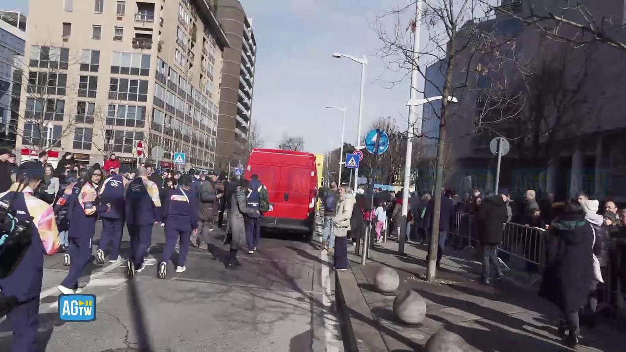 Milano, l'ultimo tratto della Torcia Olimpica