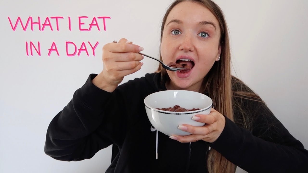 WHAT I EAT IN A DAY | I finally have a sofa!!!!!!!