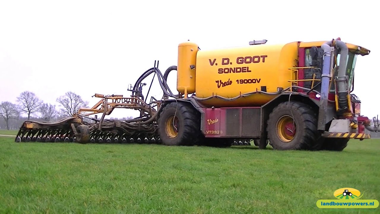 Loonbedrijf Van der Goot Sondel aan het sleepslang bemesten met Vredo