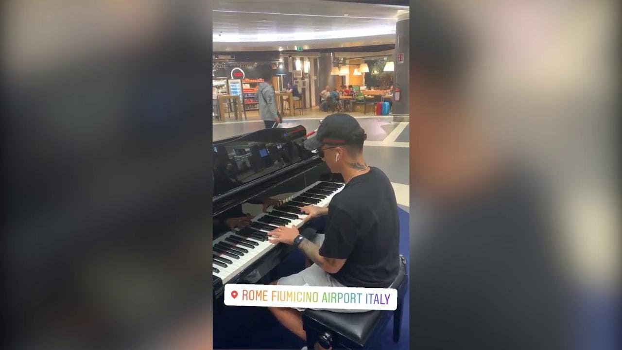 Ultimo è disco di platino, festeggia suonando in aeroporto