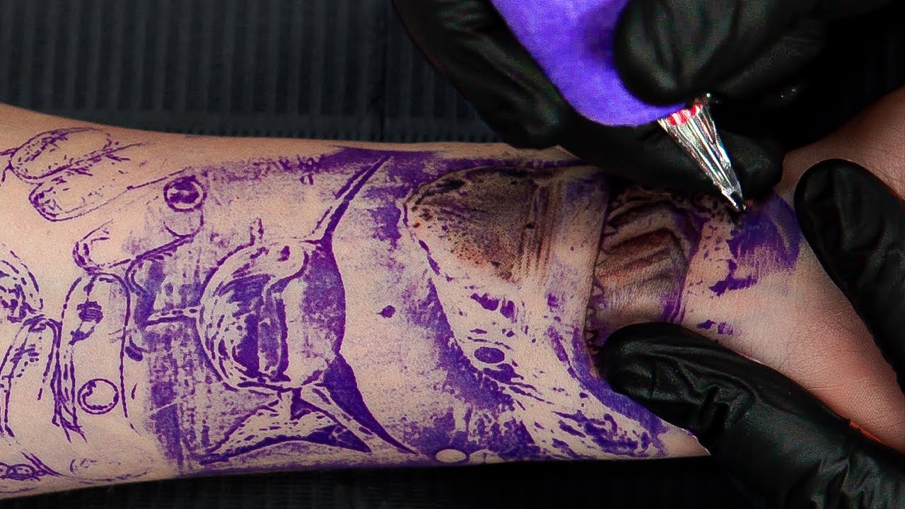 TATUAGEM COM TEMA DE FUNDO DO MAR COM TUBARAO