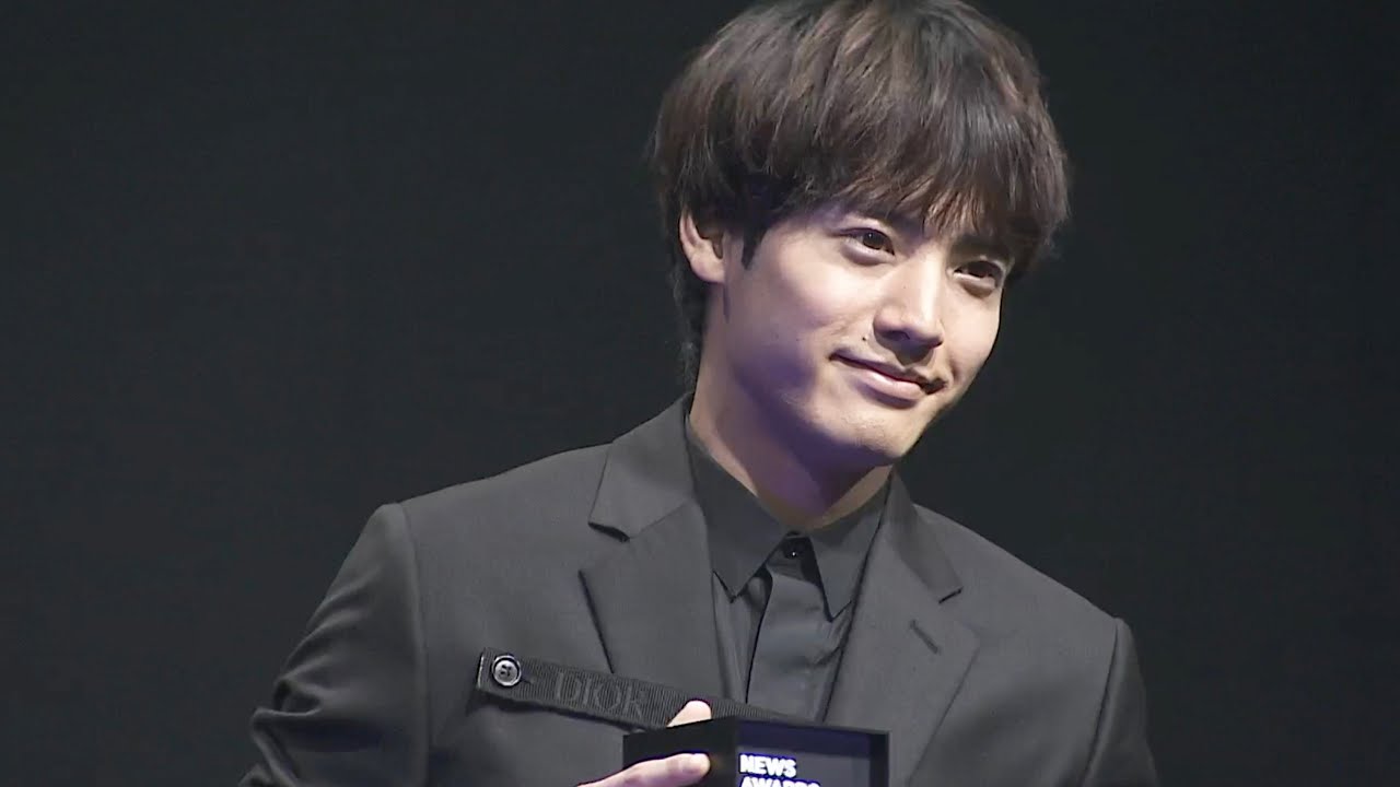 赤楚衛二、今年一番のニュースは「実家でワンちゃんを飼い始めた」こと／「LINE NEWS AWARDS 2021」授賞式