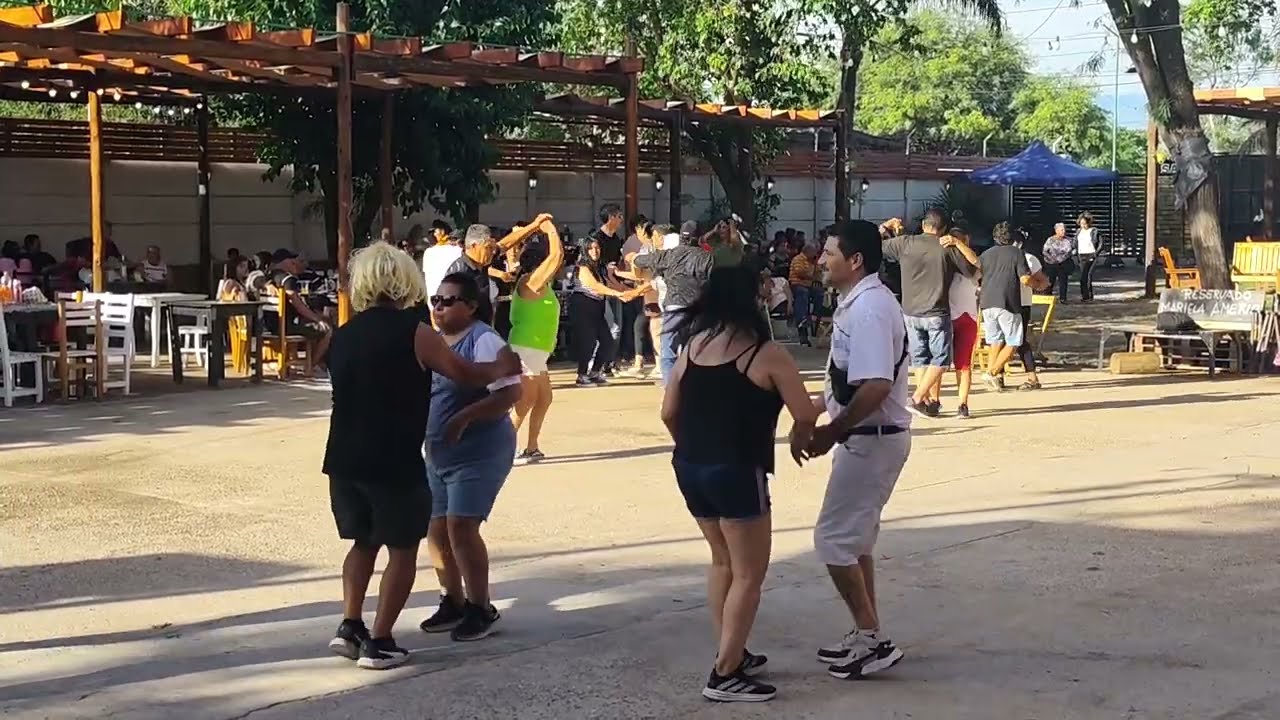 Feliz Navidad en El Paraiso Patio de Comidas
