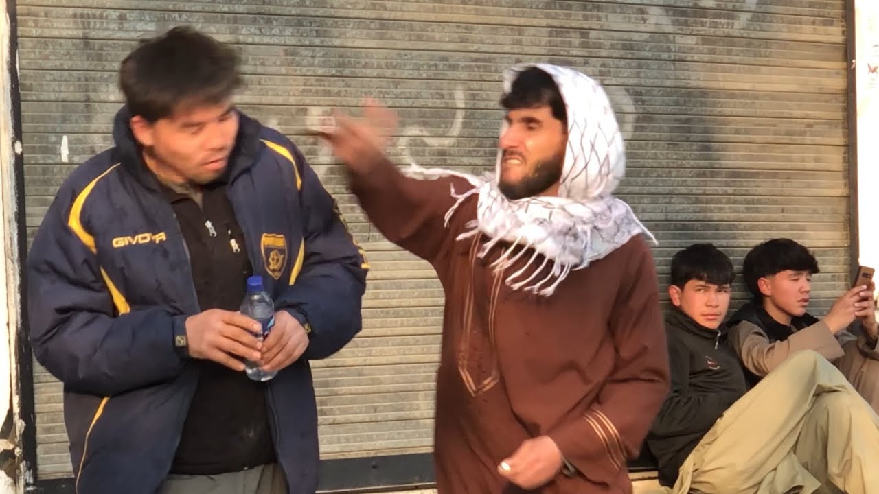 شوخی آبپاشی با طعم غافلگیری و لت شدن! نان گرفتن از مردی تا فراری شدنش!😄 سبسکرایب و لایک یادت نره 😉
