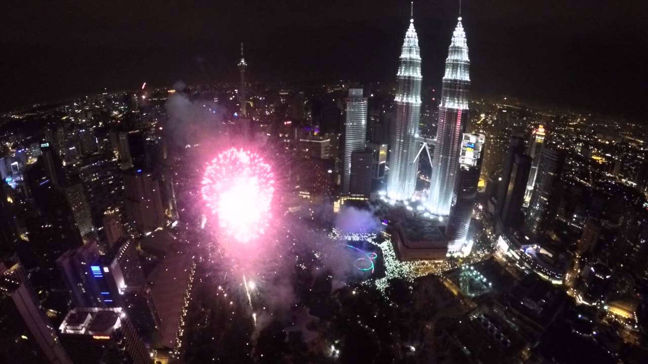 2015 New Year Celebration Fireworks - Petronas Twin Towers Malaysia (HD)