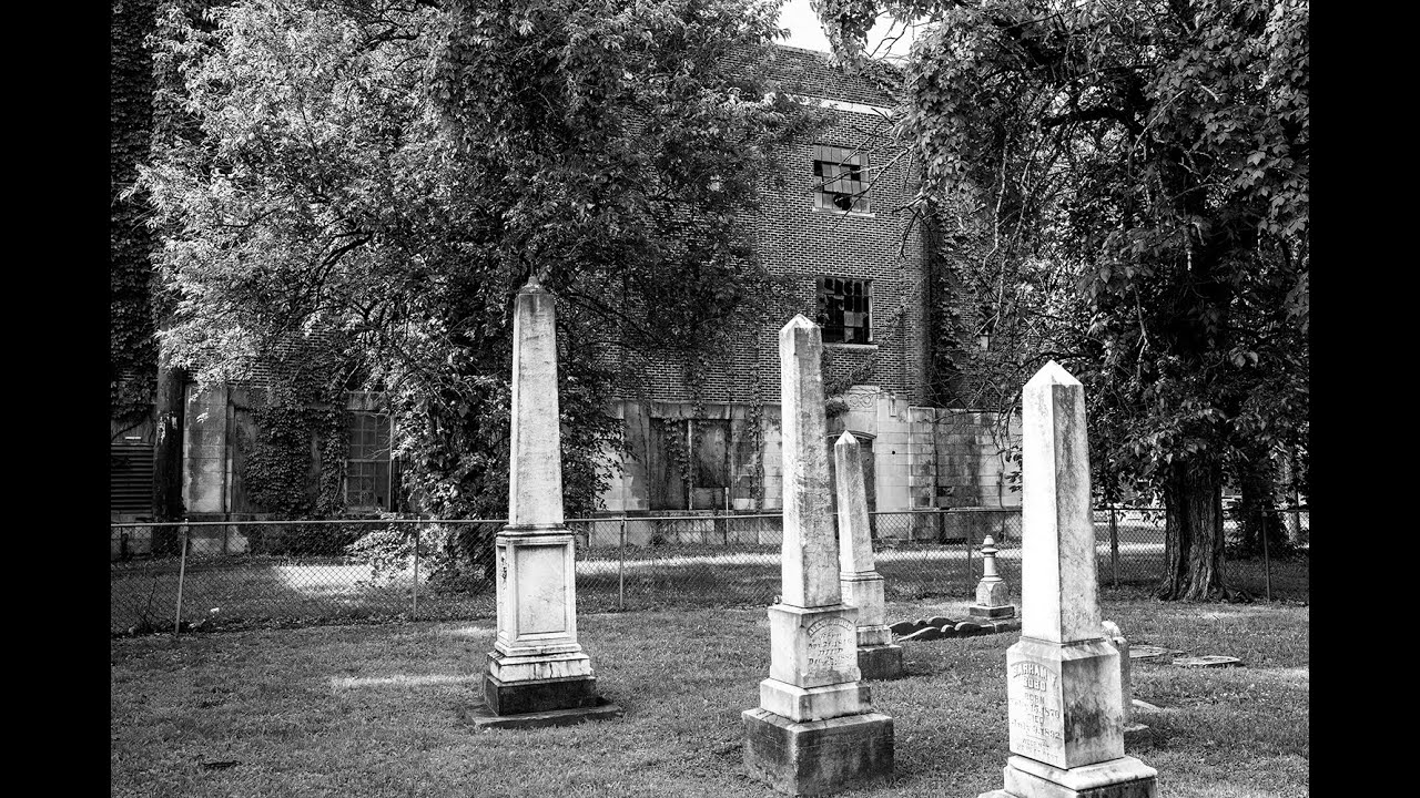 Заброшенная средняя школа Кларксдейла с кладбищем на лужайке