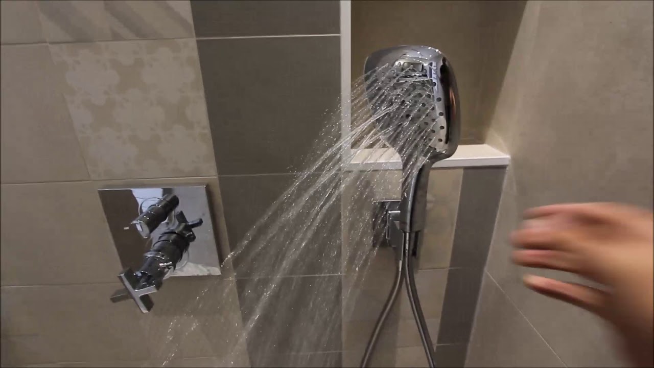 Salle de bain avec une ambiance contemporaine avec une touche de rétro chic