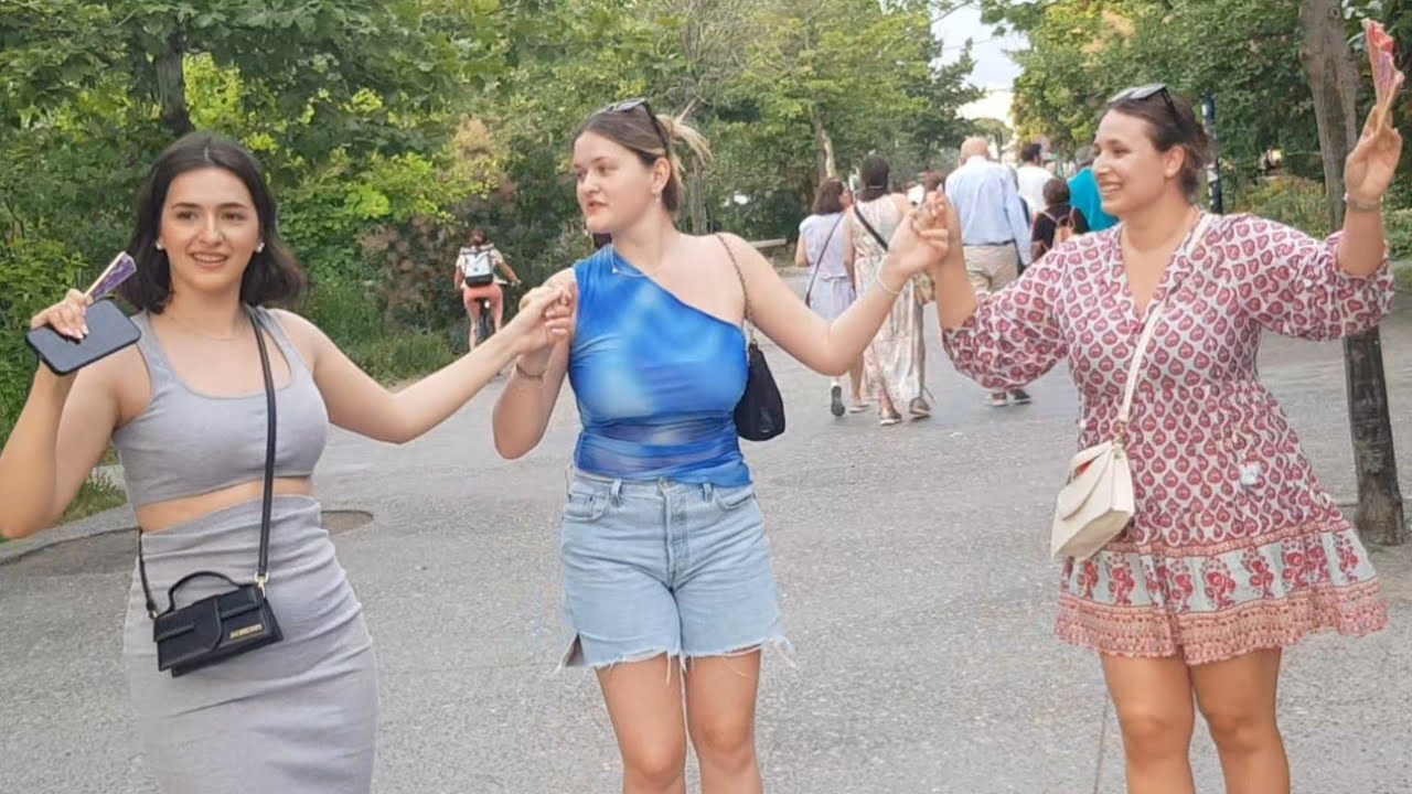 artistet e rruges kosova shqiptaria gocat kosovare e shijojne tiranen me kenge e valle