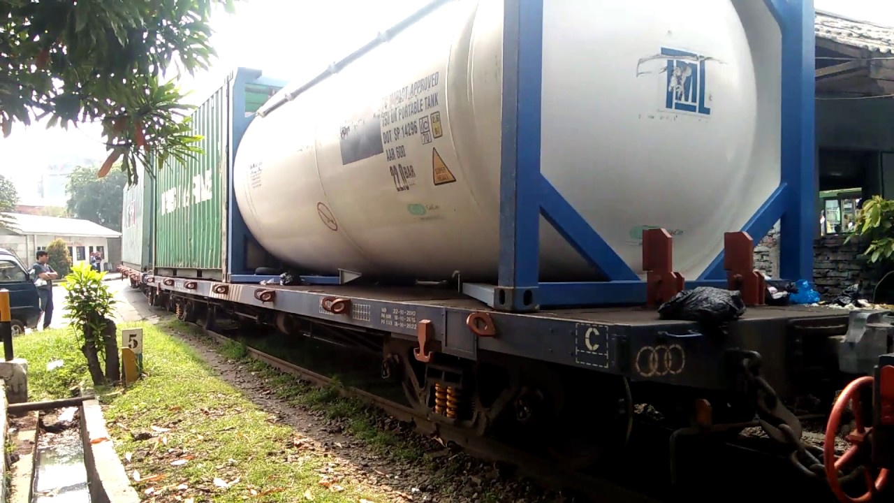 KA Container Persiapan Memasuki Area Pelabuhan Tanjung Priok Jakarta Utara