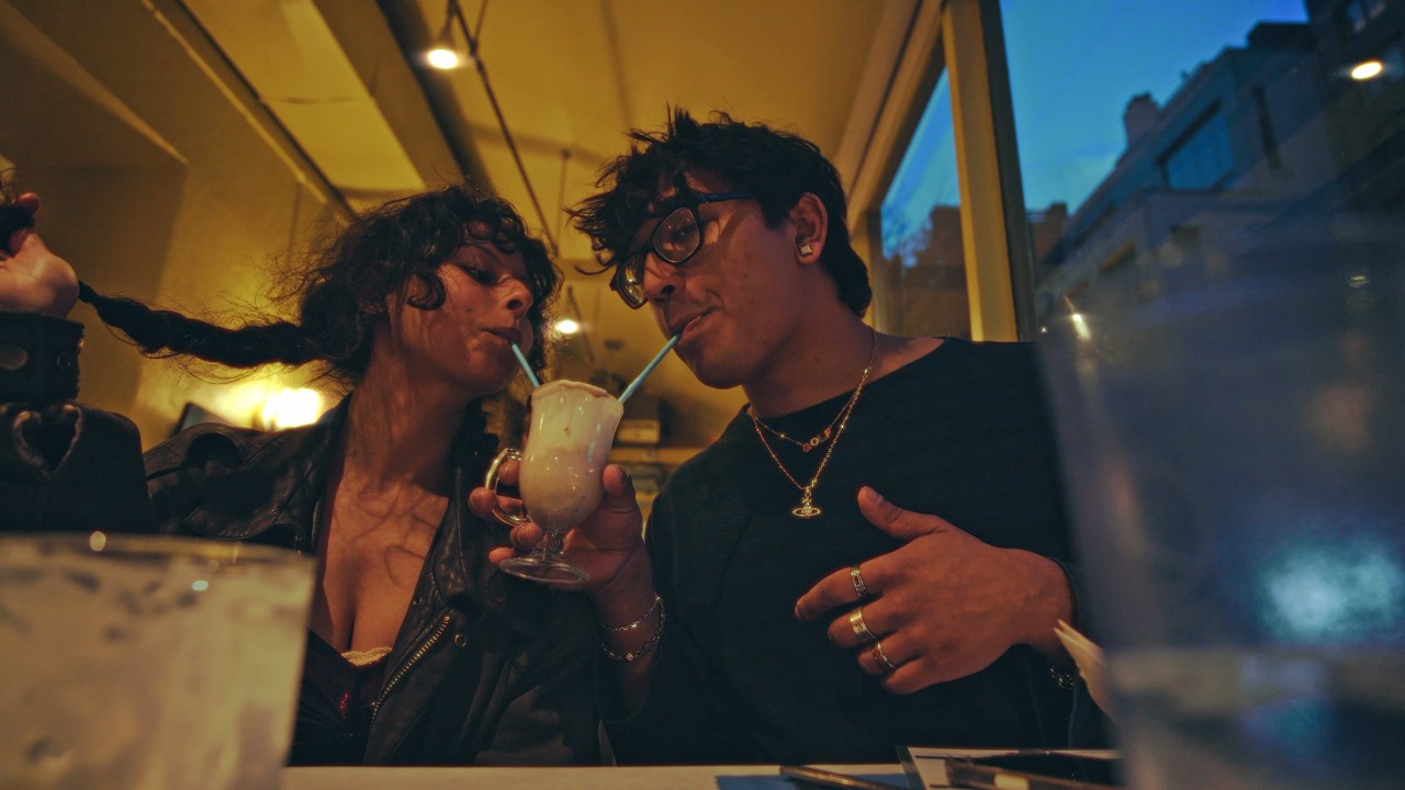 Nafeesisboujee - red top (Official Visualizer)