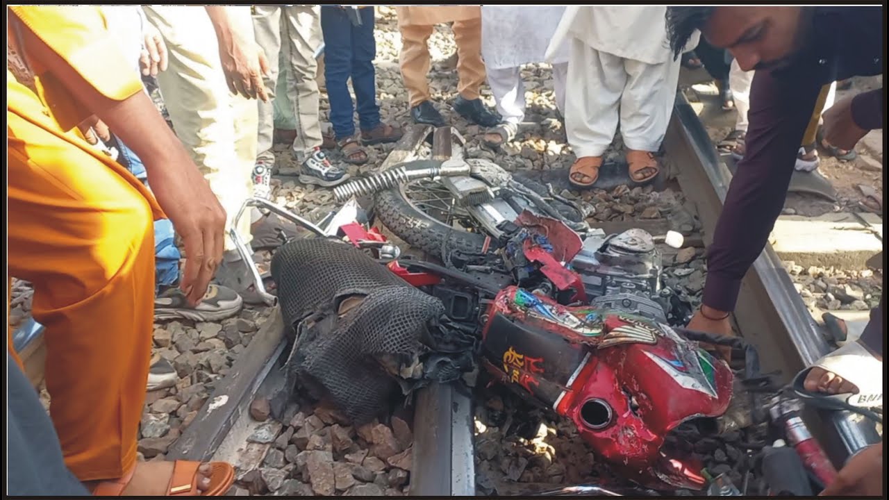 Live Motorcycle hit with fastest non stop train near Gujranwala #live #motorcycle #train #yt