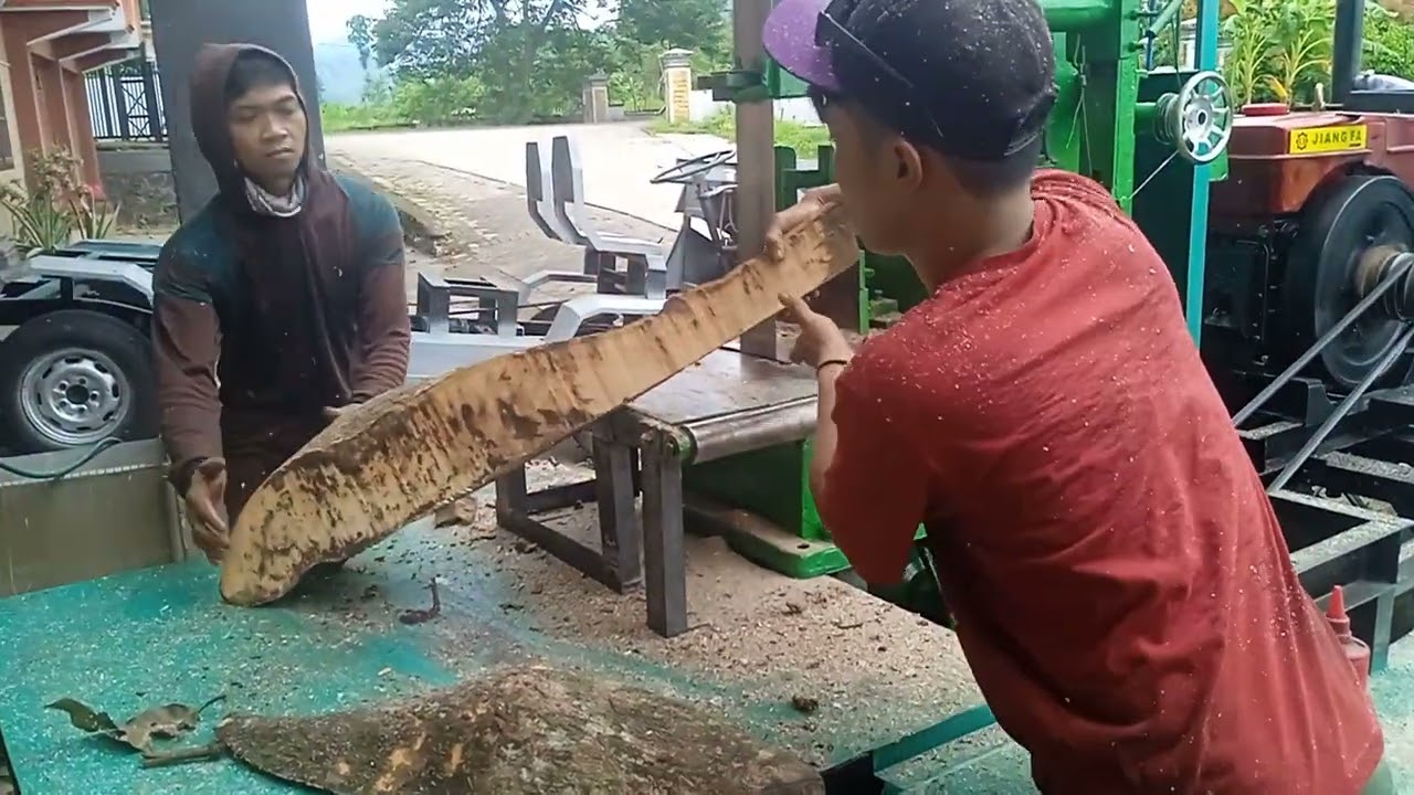Ujicoba benso potong kayo glondongan.produksi bengkel anugrah agung.menerima pesan hp/wa:08123263725