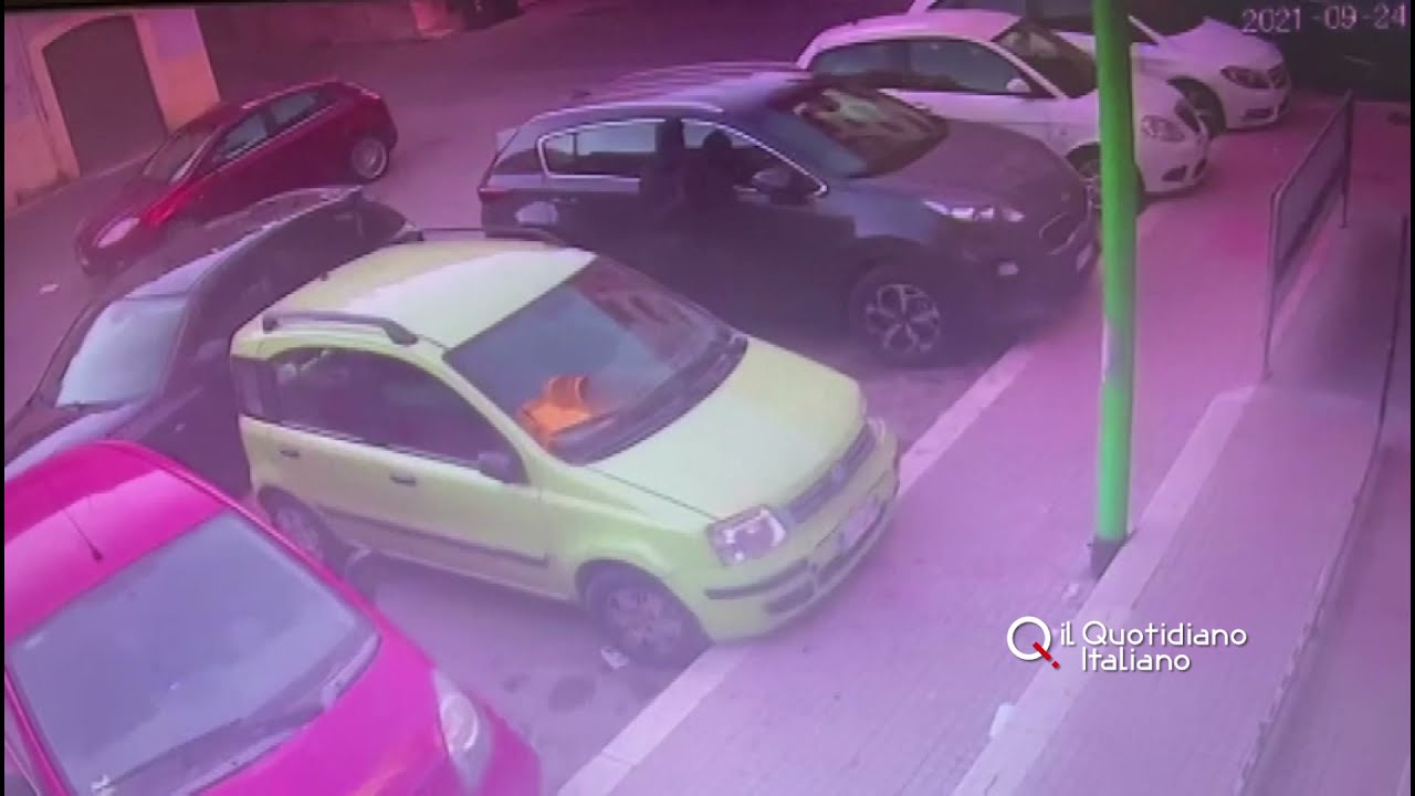 Terlizzi, solo 2 minuti per rubare l'auto su una strada trafficata - VIDEO