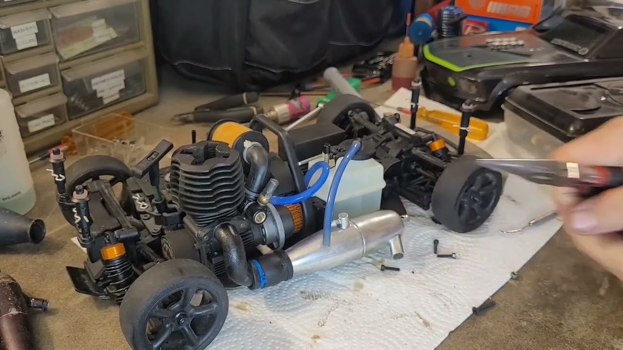 Замена выхлопной трубы на HPI Nitro RS4 3 Evo+ с кастомным креплением.