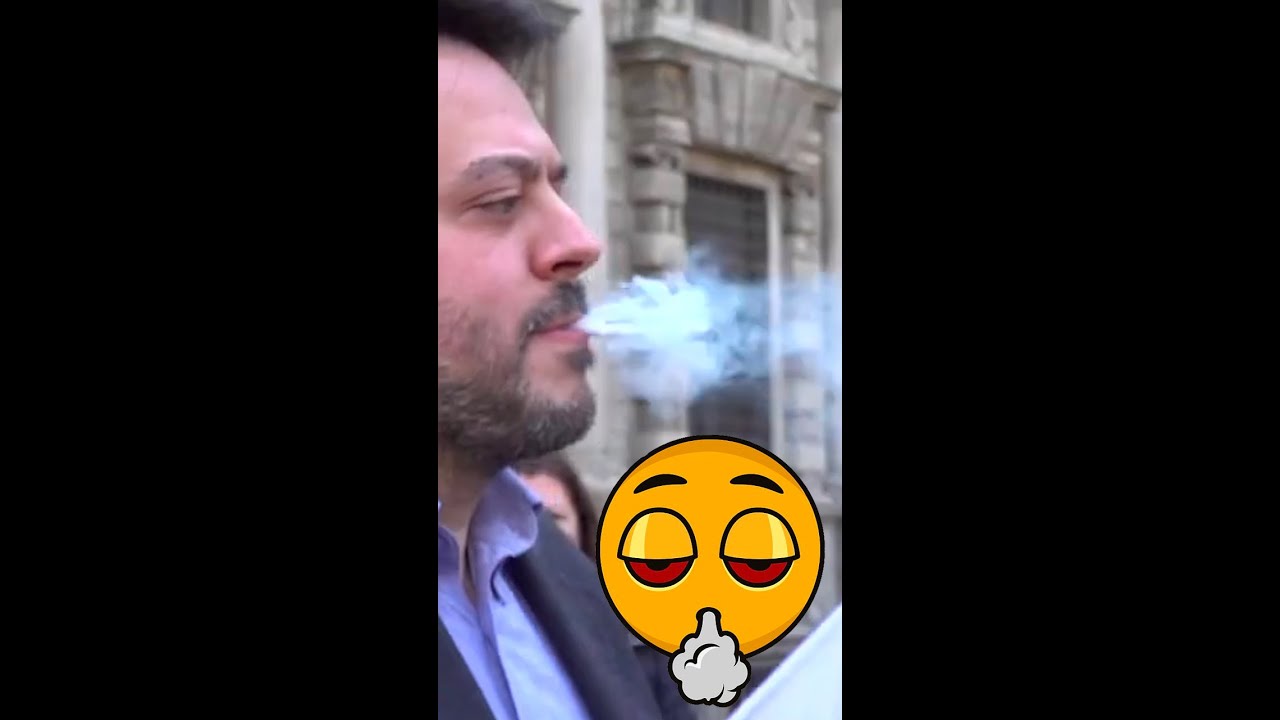 #SHORTS Il consigliere di Milano fuma marijuana davanti al Comune. Ecco perch&eacute;