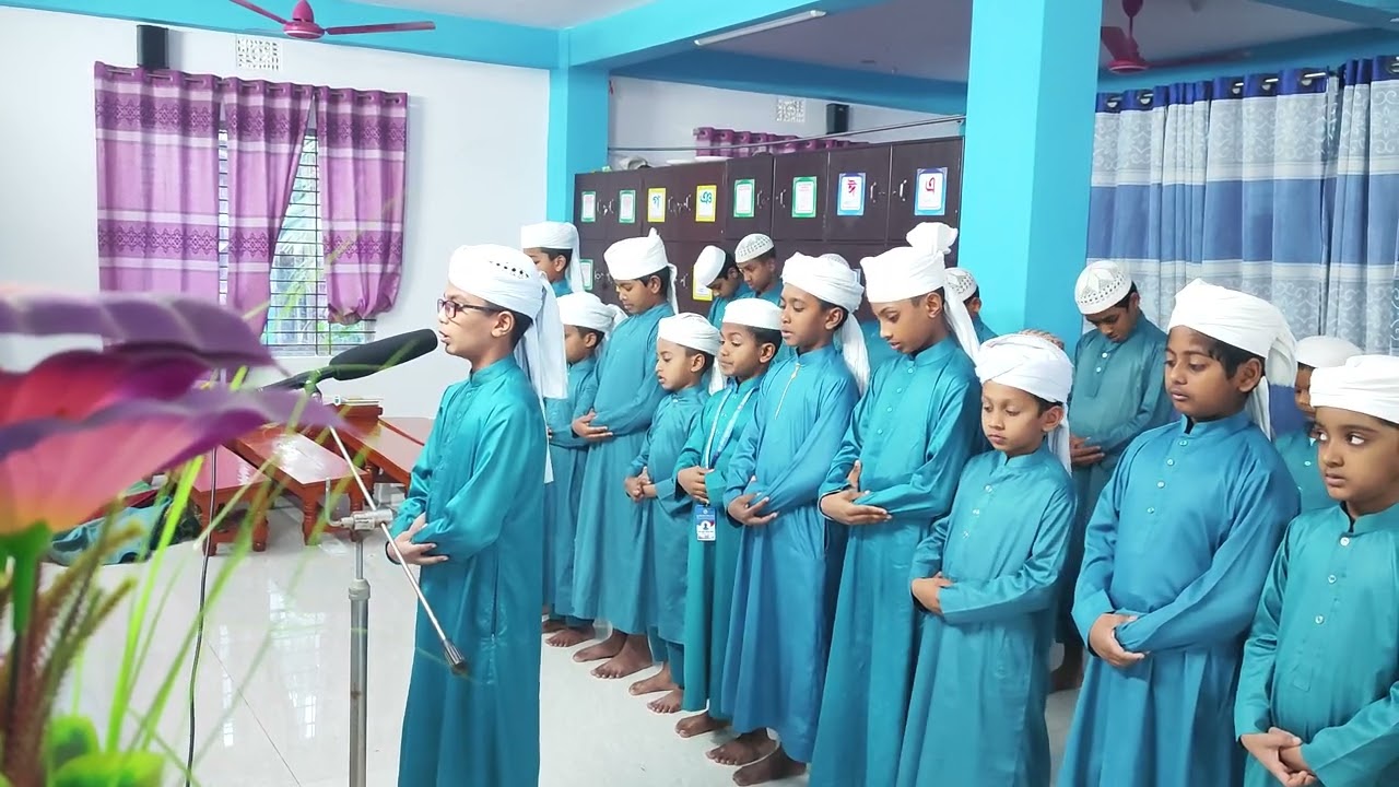 ছাত্র সকল শিক্ষার্থীদের সামনে অনিক সাহস করে জানাজা নামাজ পড়াচ্ছে আলহামদুলিল্লাহ শুকরিয়া