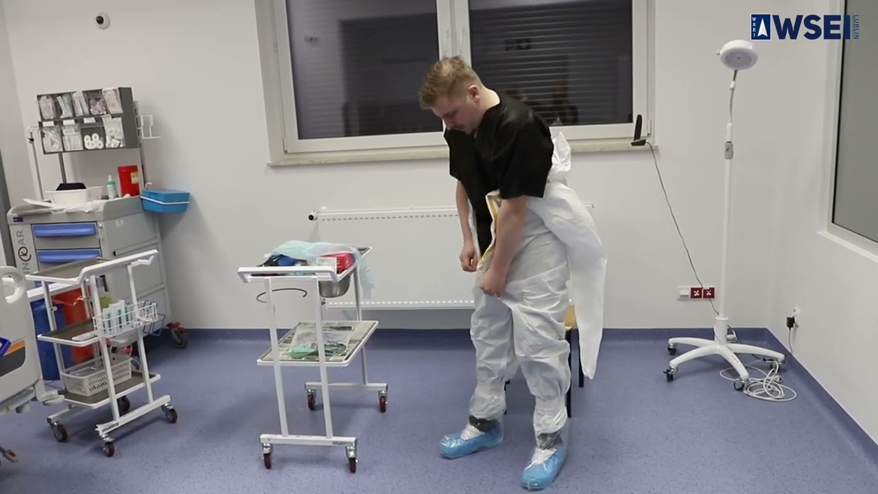 Zakładanie kombinezonu ochronnego pokaz w MCSM