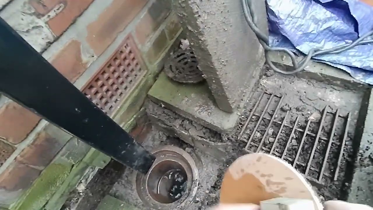 20231219 104301 Repairing Clay drain top using a new plastic four inch gulley and wood 02
