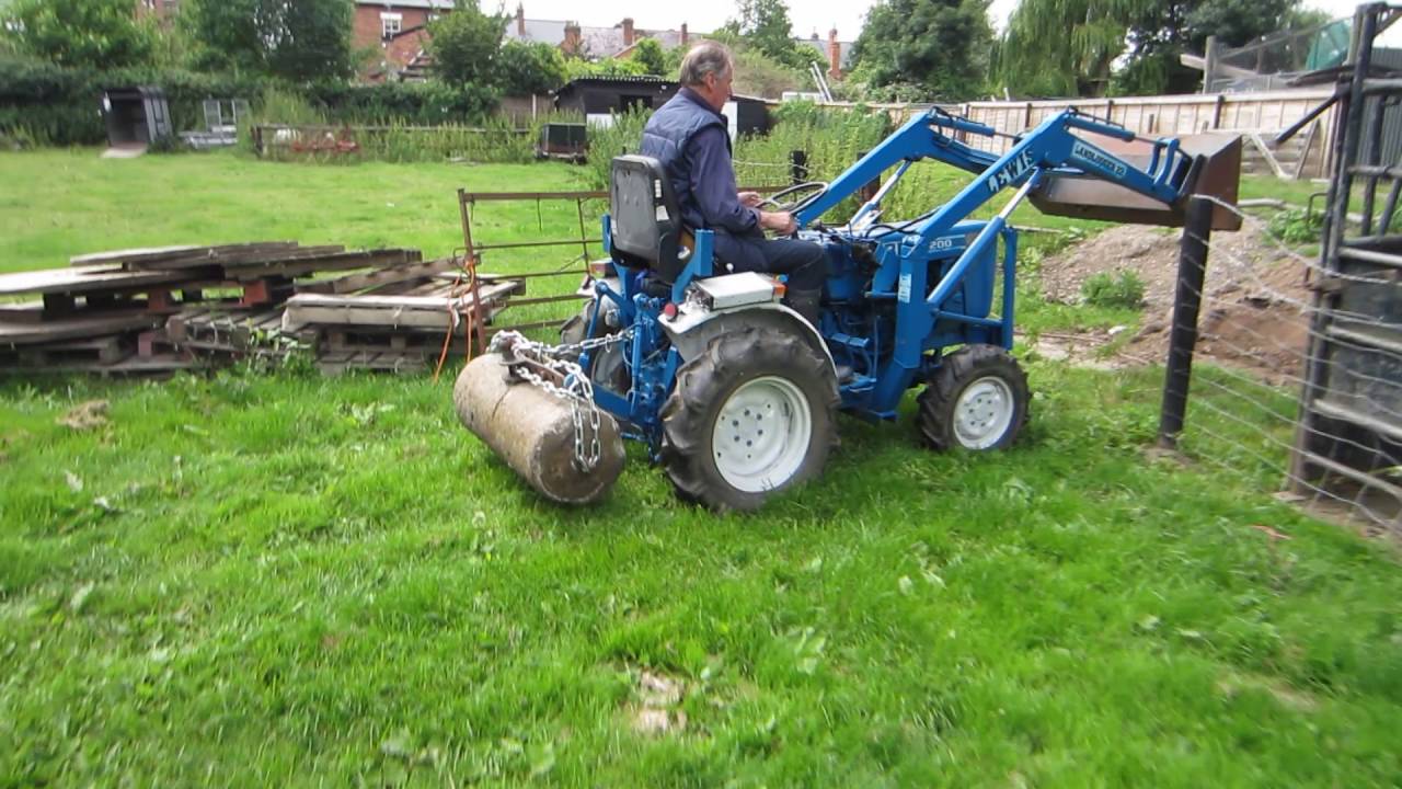 FORD 1200 4WD COMPACT TRACTOR WITH LEWIS LOADER 1