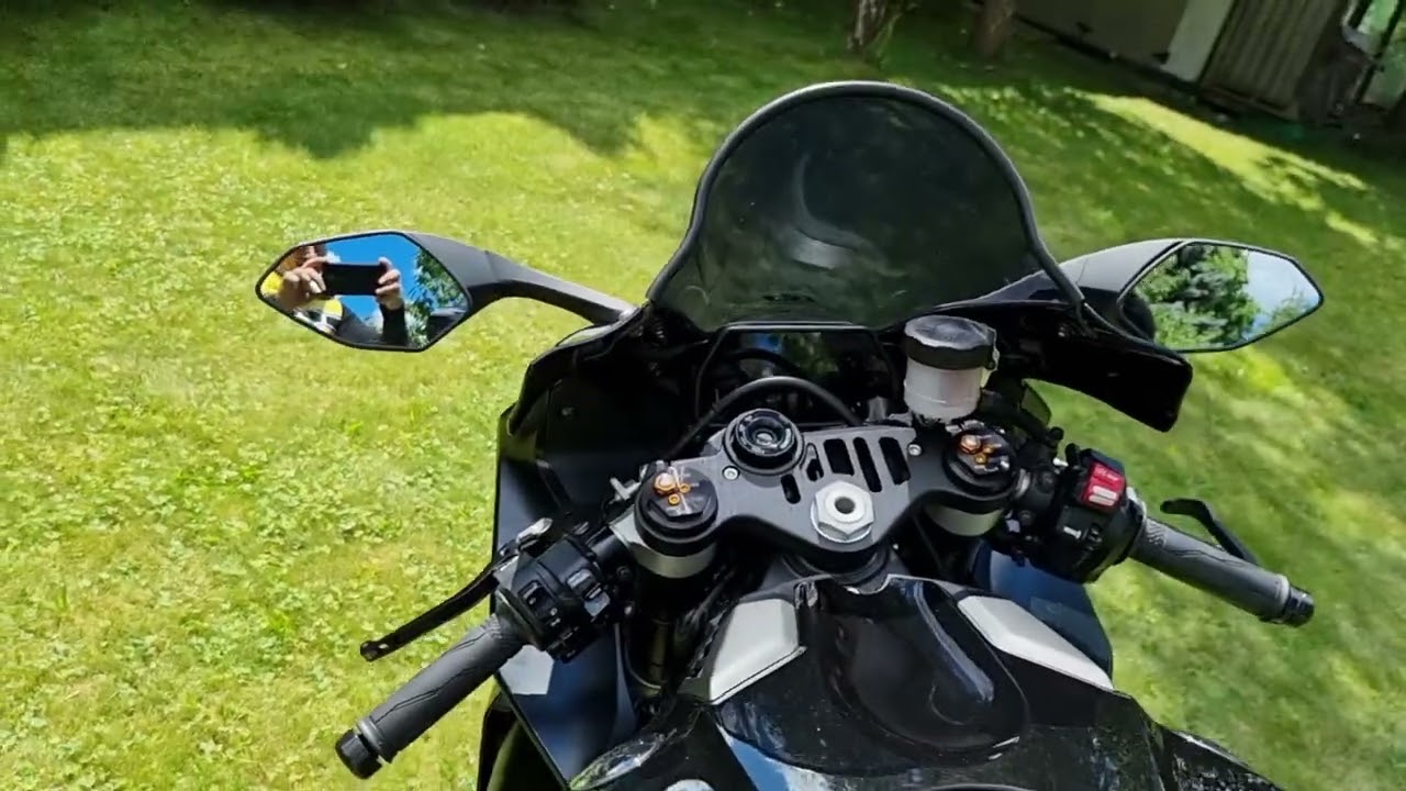 Yamaha R1 2016 60th vs. R1 2022.