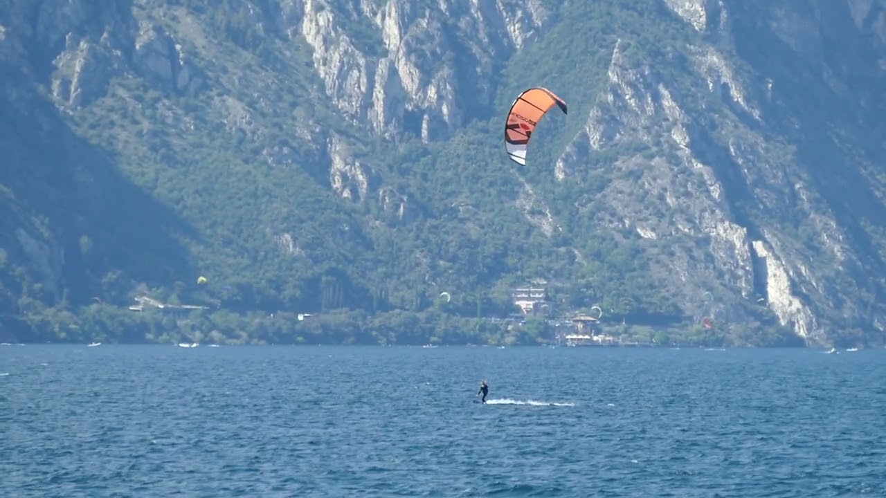 Beschauliche und rasante Segelszenen am Gardasee