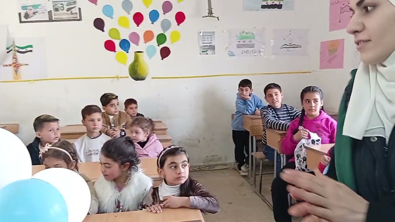 فرحة الأطفال باستلام الهدايا