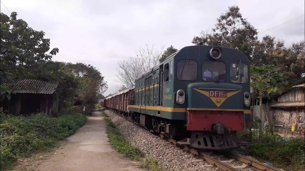 Đầu máy D10H 002 kéo tàu hàng về ga Phố Lu