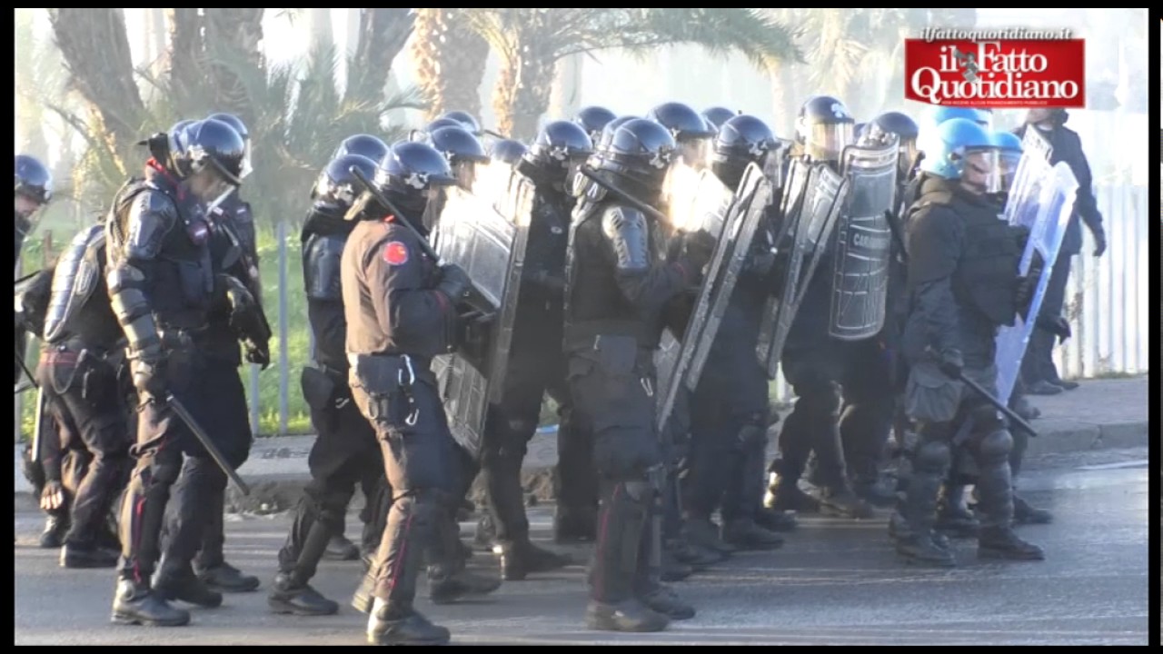 Salvini a Napoli, scontri tra polizia e centri sociali