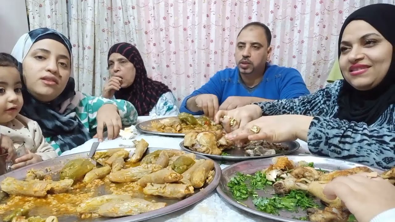 تحدي اكل المحشي مع الفلفل المحشي والفراخ المحمرة أعطاها قط ذهب وقالها فيه تحت كثير 😳 ويا ترى نزلت..؟