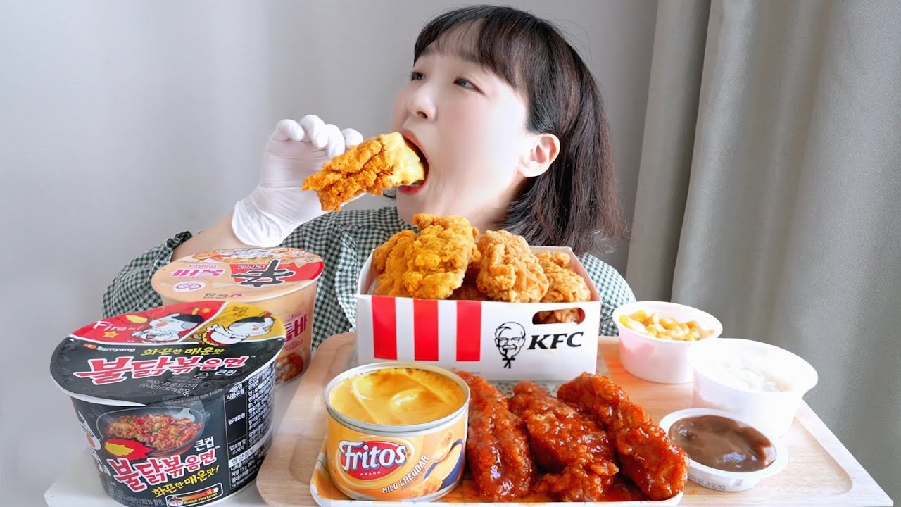 치즈 소스 푹! KFC 치르르 치킨 먹방🍗💛불닭에 치킨 이건 못 참지 (ft. 신라면 투움바, 갓양념치킨, 코울슬로) REALSOUND MUKBANG | Chicken