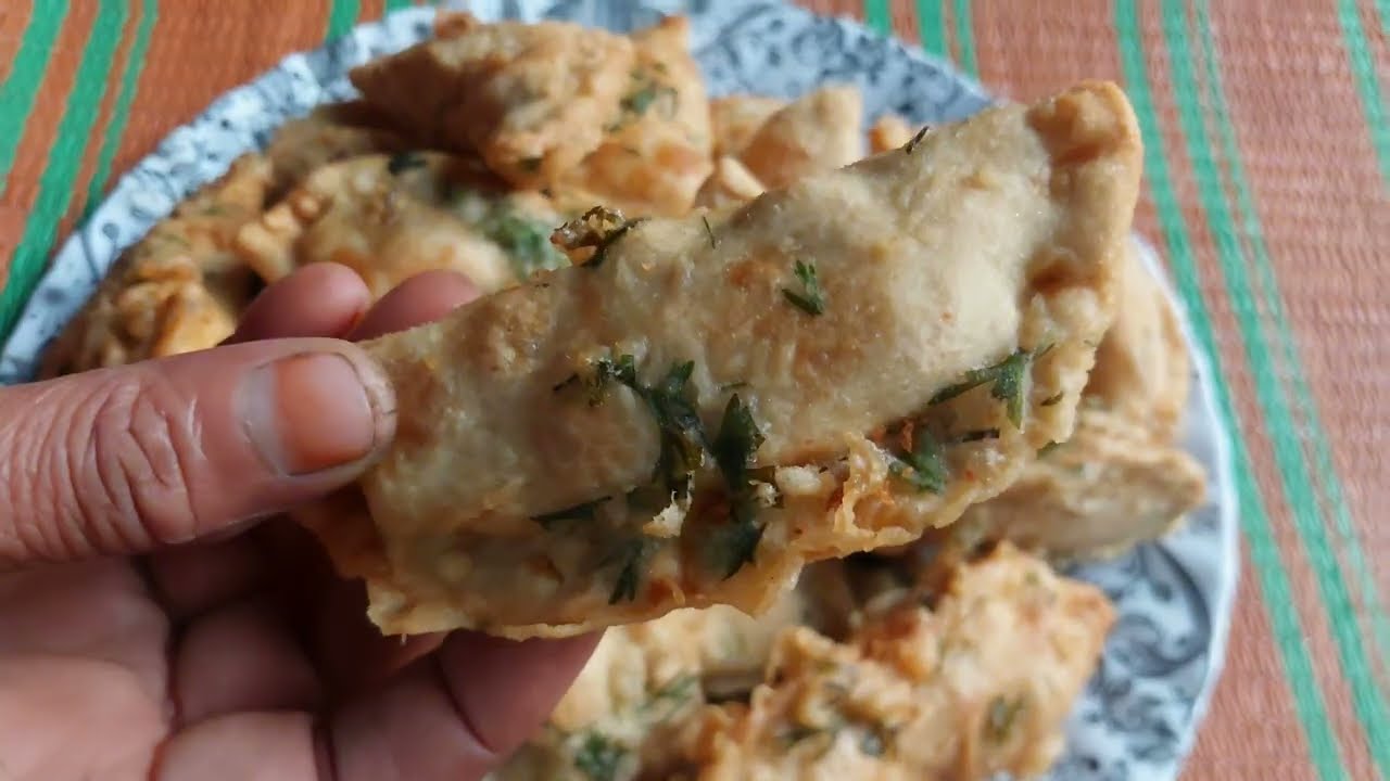 একটা খেলে মনে হবে আরো খাই থামা মুশকিল হবে এত টা ক্রাঞ্চি ও সুস্বাদু চপ সিঙ্গারা স্বাদ কে হার মানাবে