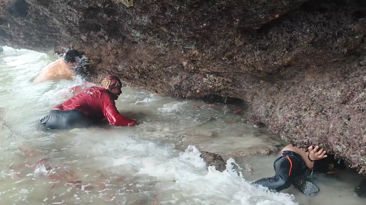Berburu Ditengah Cuaca Extrim, Ribuan Ikan Bermain Diantara Badai Dan Gelombang yg  Mengamuk,
