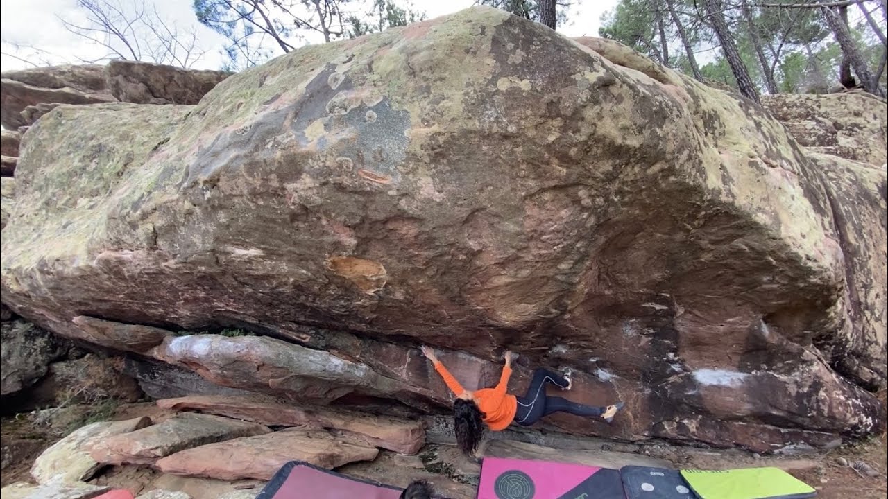 La capucha (7b+) Bezas