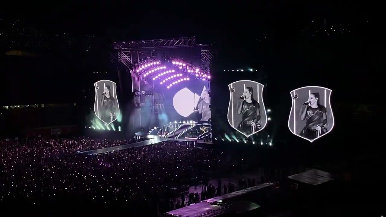 RBD - Otro Día Que Va / Medley: Mujeres Rebeldes [En vivo desde Medellín]