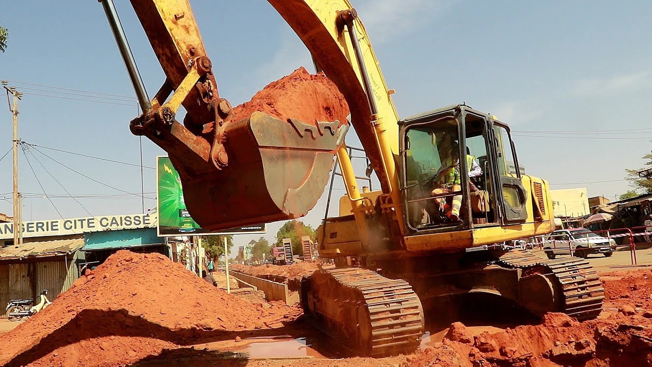 🇳🇪 La ville de Niamey entame la création des caniveaux sur les goudrons !