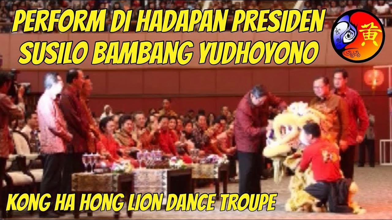 PRESIDEN SUSILO BAMBANG YUDHOYONO MEMBUBUHKAN TANDA TANGAN DI KEPALA BARONGSAI