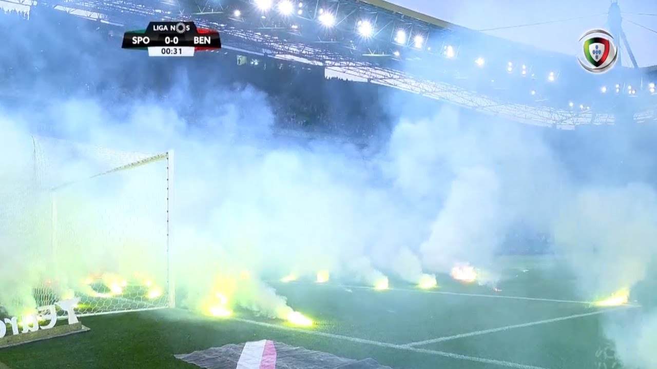 Sporting - Benfica (Liga 33ªJ): Claque leonina atira tochas para o relvado