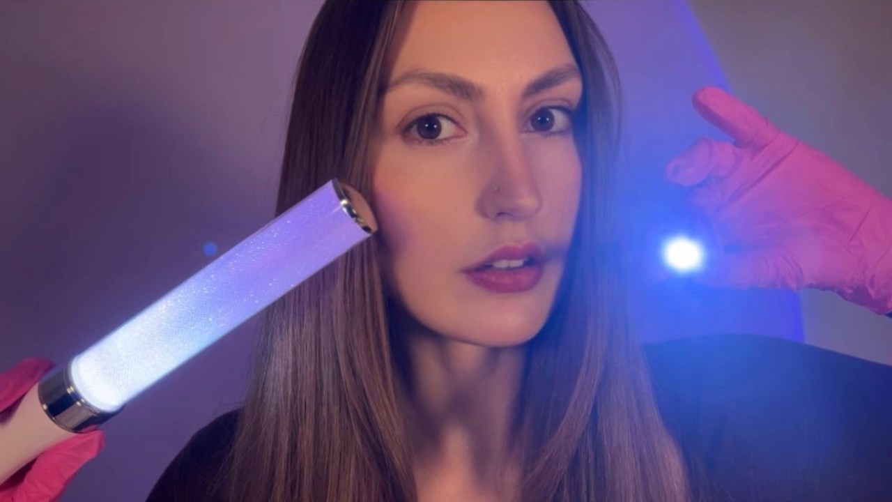 [ASMR] Осмотр лица крупным планом 👀🧤 (Перчатки, световые эффекты и индивидуальное внимание)