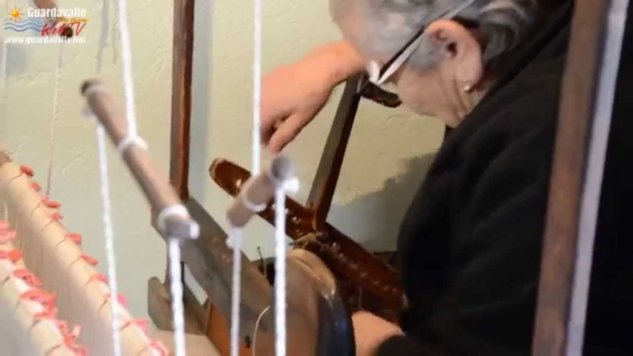 Guardavalle - Michelina Galati e il suo antico telaio da tessitura