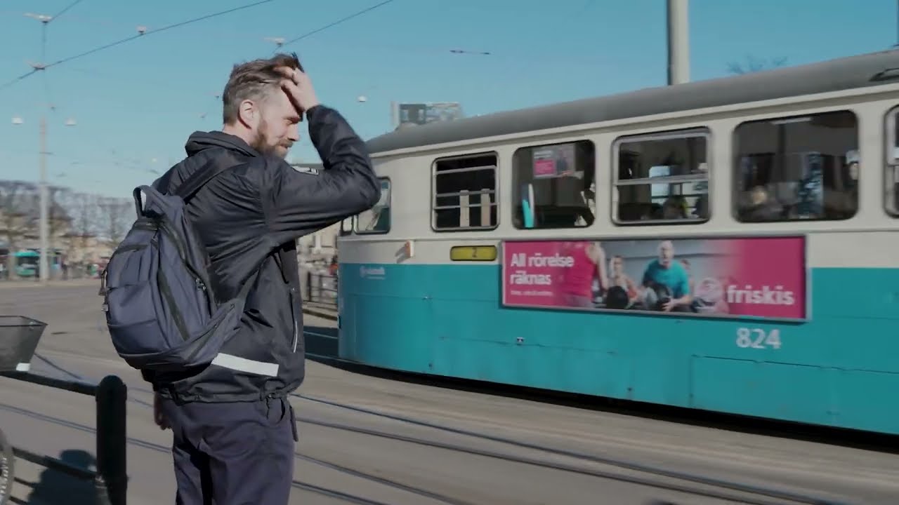 Andreas möter resenärerna från förarhytten