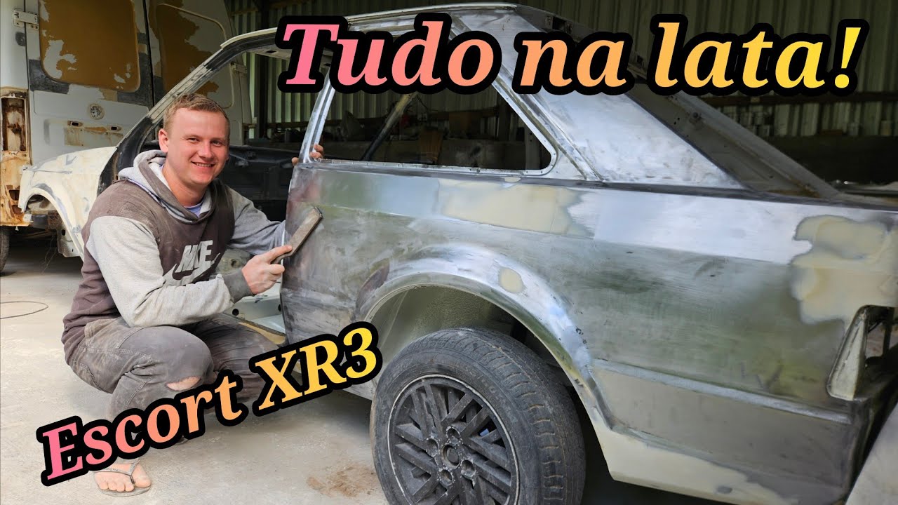 Escort XR3, ficou todo na chapa, restauração continua removendo todo material velho